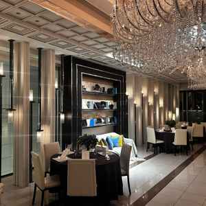 披露宴会場の一つ。キャンドルをイメージした明かりが窓辺に並んでいて、シックな空間でした。