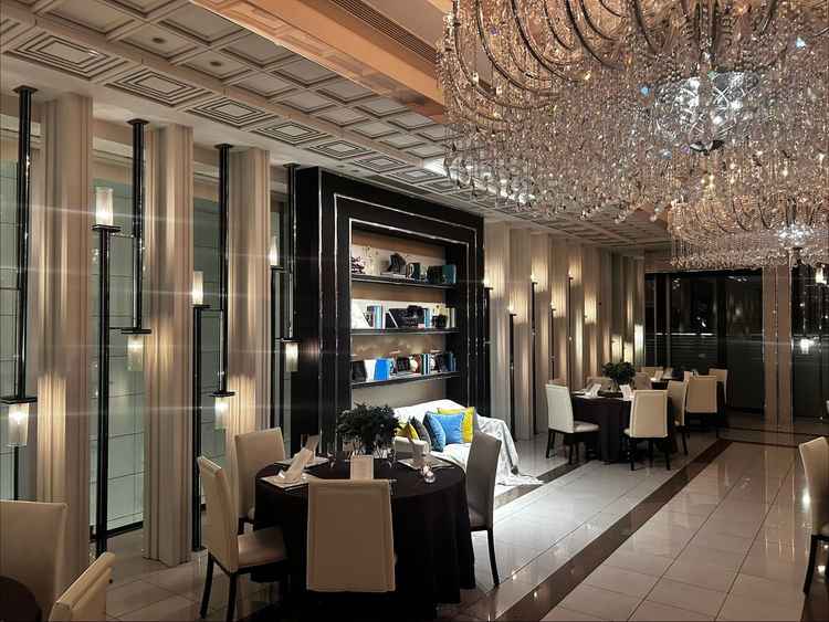 披露宴会場の一つ。キャンドルをイメージした明かりが窓辺に並んでいて、シックな空間でした。