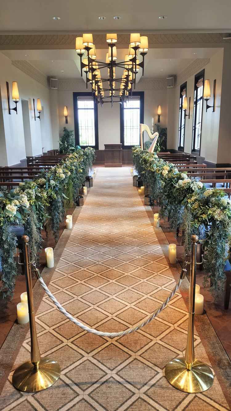 広々としすぎてないので、コンパクトに式を挙げられる。