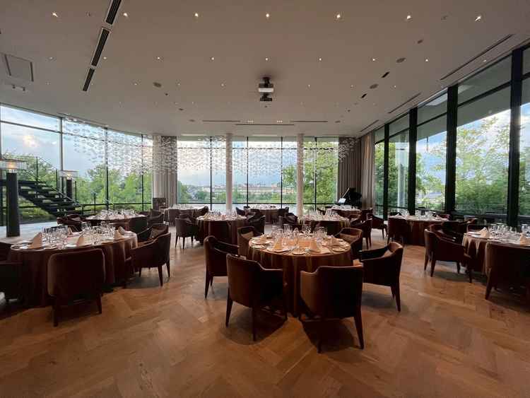 広いほうの披露宴会場です。開放感があり、意外と外に見える住宅は気になりませんでした。