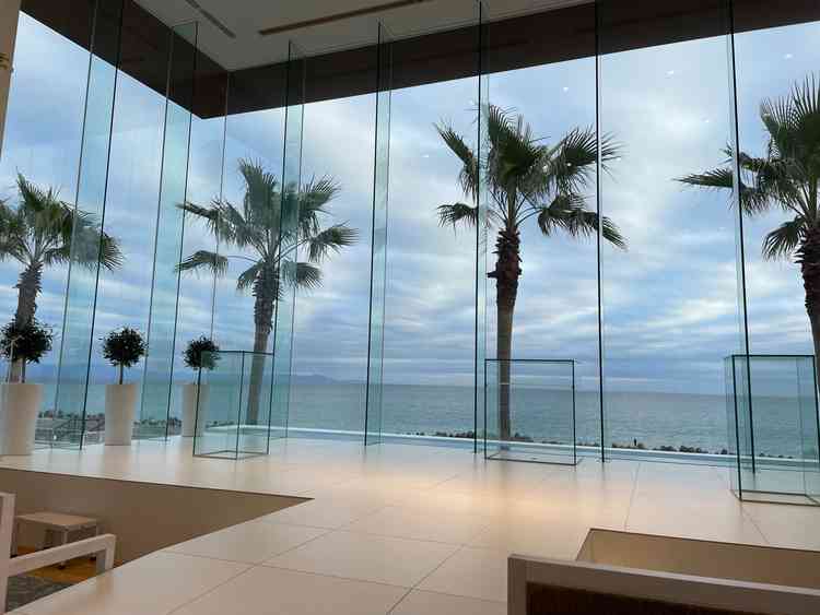 チャペルはガラス張りで明るく、海が見える。2階に位置しているので道路を通る車などは気にならない様子。