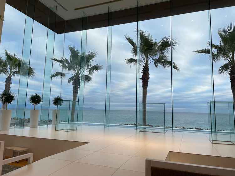 チャペルはガラス張りで明るく、海が見える。2階に位置しているので道路を通る車などは気にならない様子。