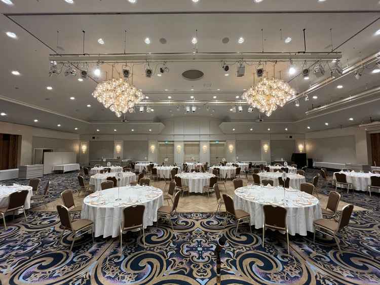 披露宴会場の写真。とても広い会場で、いろいろな演出の対応が可能とのことでした。