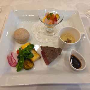 ご飯をいただきました。お肉が柔らかくて美味しかったです。