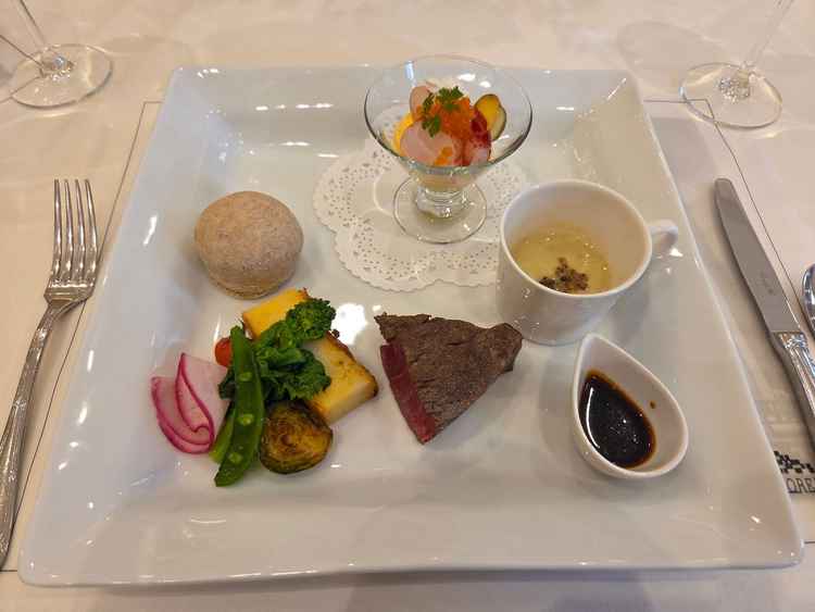 ご飯をいただきました。お肉が柔らかくて美味しかったです。