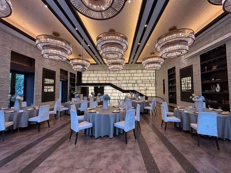 披露宴会場のWHITE HILLS。再入場の際に奥の階段から入場することもできるようです。