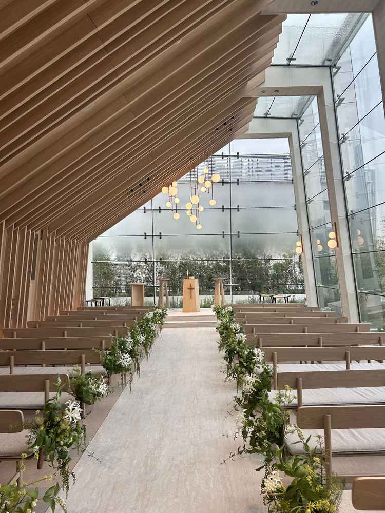 吹き抜けから自然光が差し込み、開放的でかつ神秘的な空間🌿✨