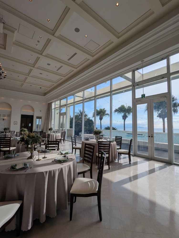 披露宴会場。海を見ながらの食事。