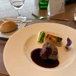 試食会でのメインのお肉料理。とても美味しく、野菜で彩りを出していて、見た目でも楽しめるお料理でした。