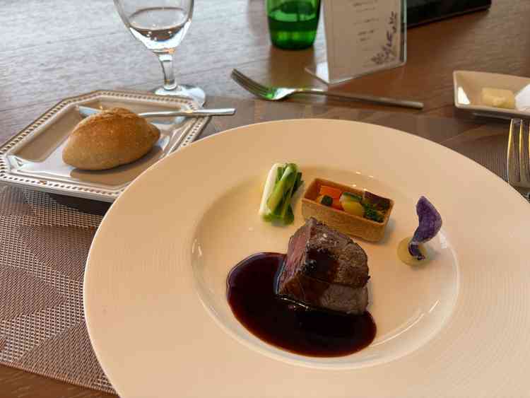 試食会でのメインのお肉料理。とても美味しく、野菜で彩りを出していて、見た目でも楽しめるお料理でした。