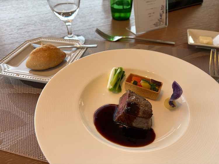 試食会でのメインのお肉料理。とても美味しく、野菜で彩りを出していて、見た目でも楽しめるお料理でした。