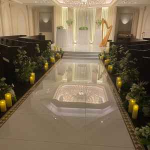 白を基調とした高級感のあるチャペルでした。前のスペースがかなり広く、どの席からでも見えやすい作り。