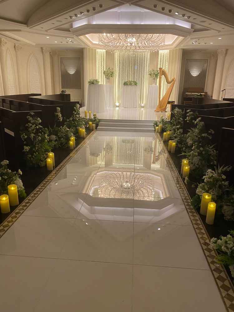 白を基調とした高級感のあるチャペルでした。前のスペースがかなり広く、どの席からでも見えやすい作り。