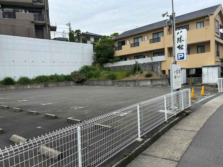玄関すぐ近くに広い駐車場があり、とめやすい。看板もでているので、すぐわかりました。