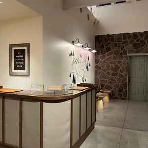 レセプションスペース。会場テーマがキャンプであるため、木のデザインや灯りがあたたかい雰囲気があった