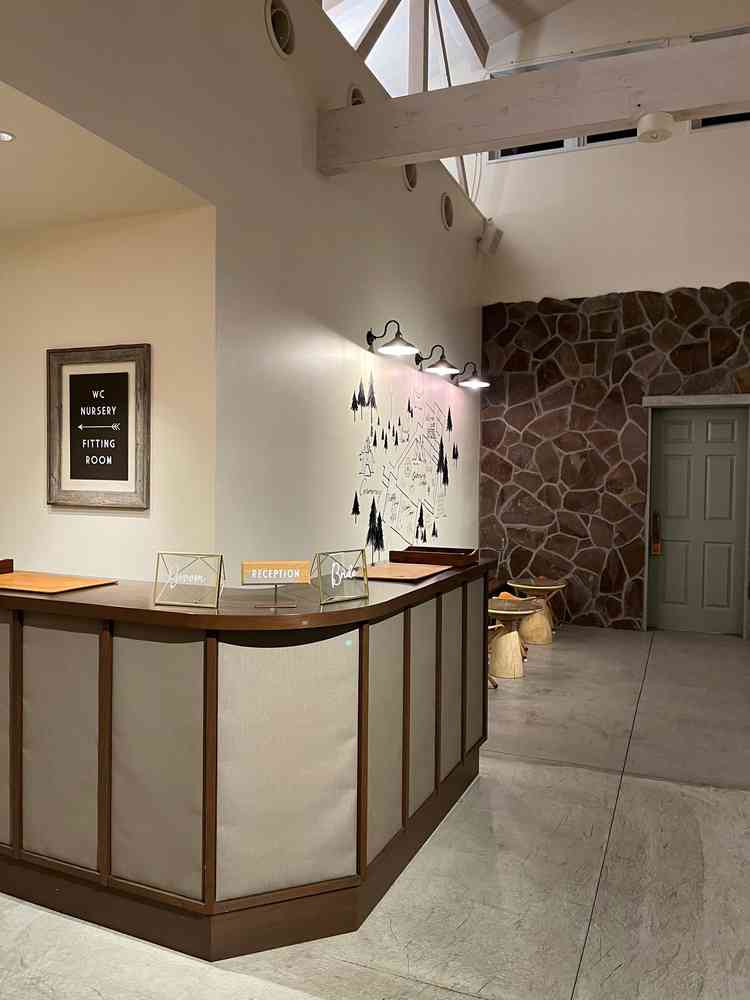 レセプションスペース。会場テーマがキャンプであるため、木のデザインや灯りがあたたかい雰囲気があった