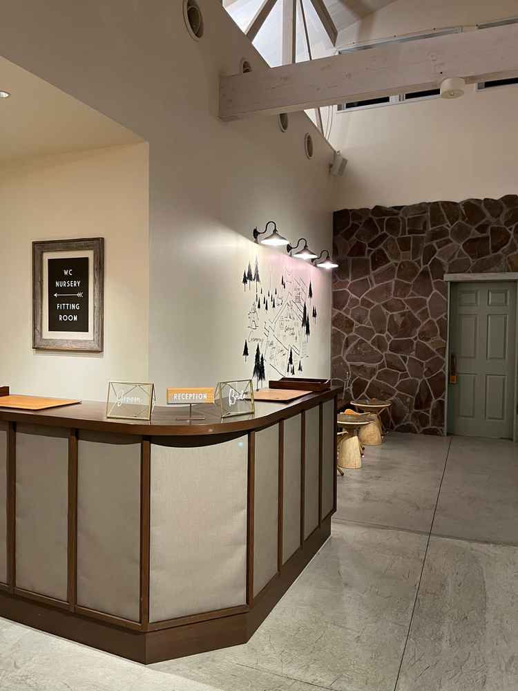 レセプションスペース。会場テーマがキャンプであるため、木のデザインや灯りがあたたかい雰囲気があった