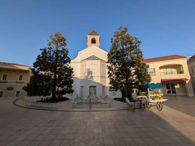 会場に入り、ゲストはこの広い空間で式が始まるまで待てるとのことで待っている間も写真を撮って楽しめます