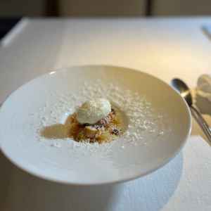 試食です。目の前で仕上げのチーズを削っていただきました。柑橘、ナッツ、チョコレートがよく合いました。