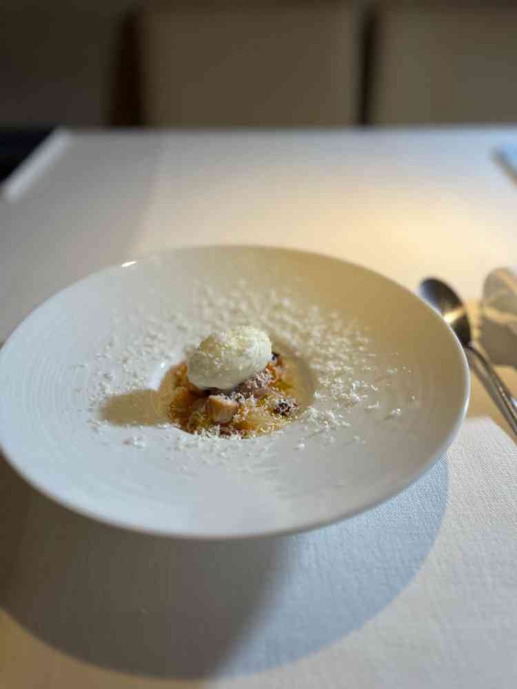 試食です。目の前で仕上げのチーズを削っていただきました。柑橘、ナッツ、チョコレートがよく合いました。