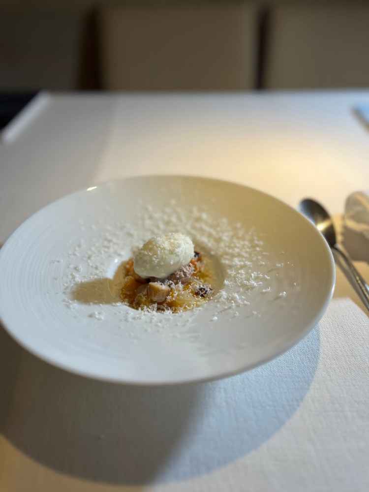 試食です。目の前で仕上げのチーズを削っていただきました。柑橘、ナッツ、チョコレートがよく合いました。