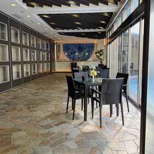 フラワーシャワーができるところ。チャペルを囲んで一周できる。