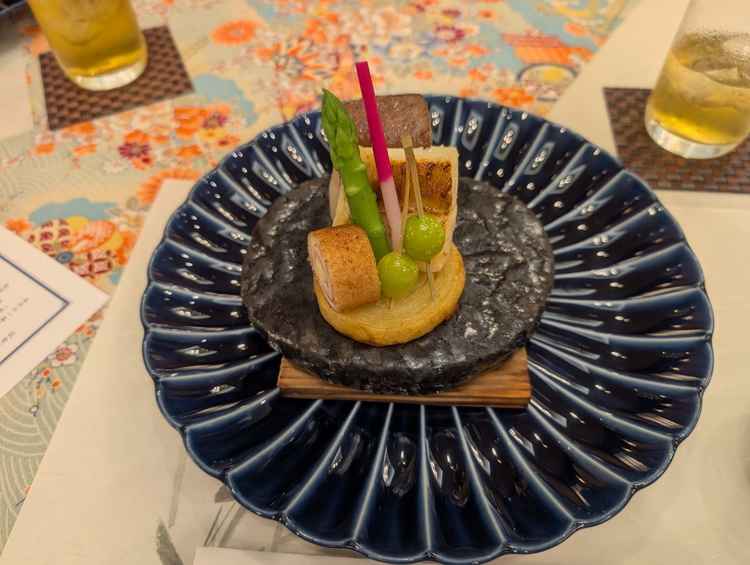 焼き物八寸。石焼ステーキやお魚がセットとなっているもの。非常に満足度が高い品。