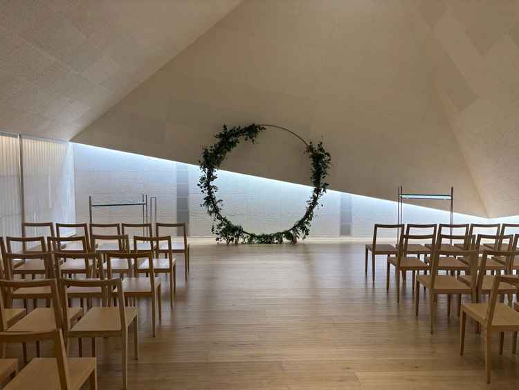 チャペル。こじんまりしているが、シンプルでオシャレだった。リースはプラス料金とのこと。