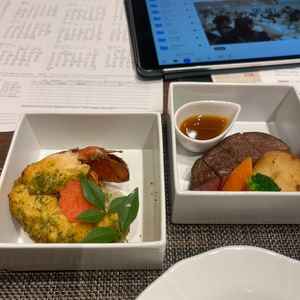 お肉はとても柔らかくオマール海老は濃厚で食べ応えがある。ゲストが大満足できるクオリティだと思う。