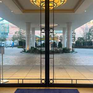 ここは式場正面の出入口です。玄関口に屋根があるので、バスからおりる際も濡れない点が良かったです。