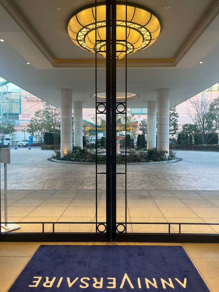 ここは式場正面の出入口です。玄関口に屋根があるので、バスからおりる際も濡れない点が良かったです。