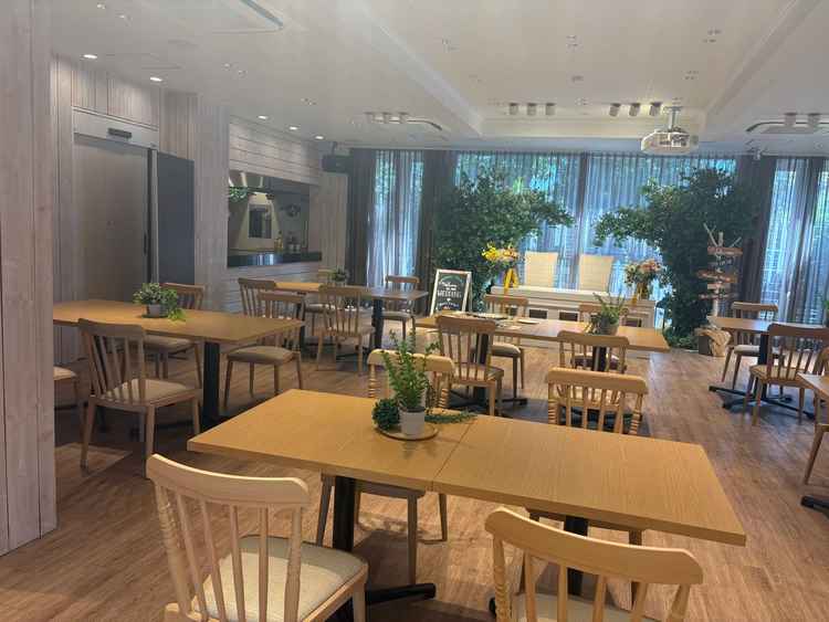 木目調でシンプルな披露宴会場。カジュアルでナチュラルな雰囲気です。