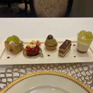 デザートを試食。秋といえばモンブラン、そして旬のシャインマスカット。季節に合わせた料理でした