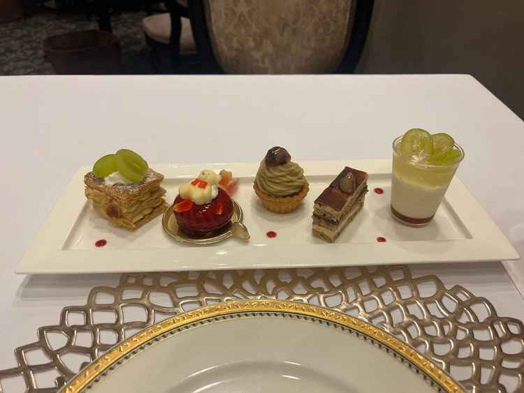 デザートを試食。秋といえばモンブラン、そして旬のシャインマスカット。季節に合わせた料理でした