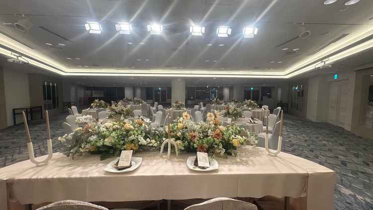 披露宴会場の様子。こちらはテラスからみなとみらいの夜景が見られる仕様でした。