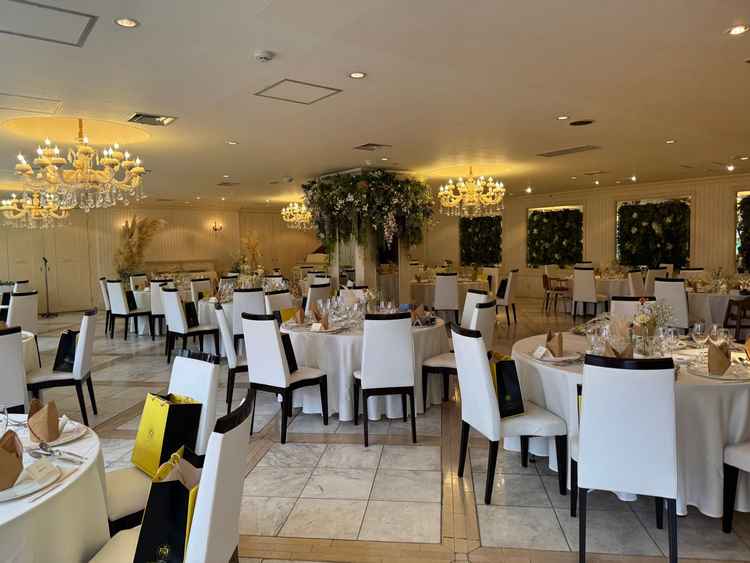 披露宴会場①自然光の明るい雰囲気で白基調