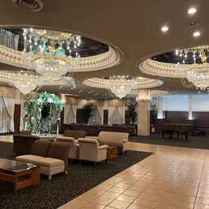 歴史がある大きいシャンデリアがあるロビーです