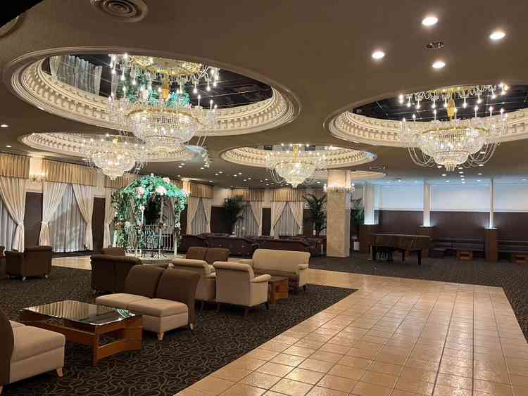 歴史がある大きいシャンデリアがあるロビーです