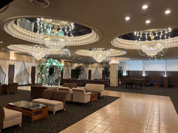 歴史がある大きいシャンデリアがあるロビーです