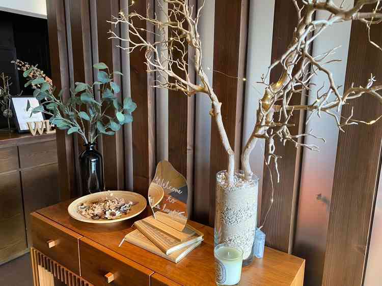 ゲストの待合室では自由に置物を設置できるとのこと。備え付けのアイテムも豊富で困らなさそうです。