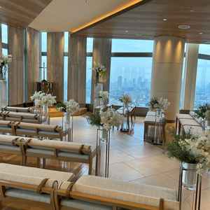 雨の日のチャペル。十分明るい。