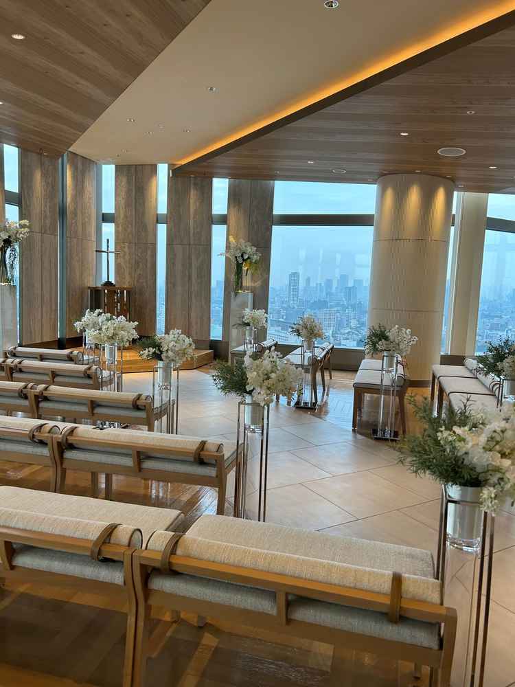 雨の日のチャペル。十分明るい。