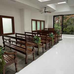 陽の光が差し込み、目の前の大きな窓から新緑が見える挙式会場