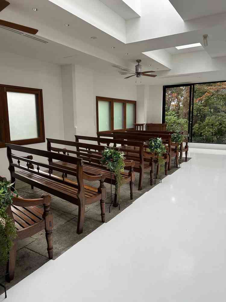 陽の光が差し込み、目の前の大きな窓から新緑が見える挙式会場