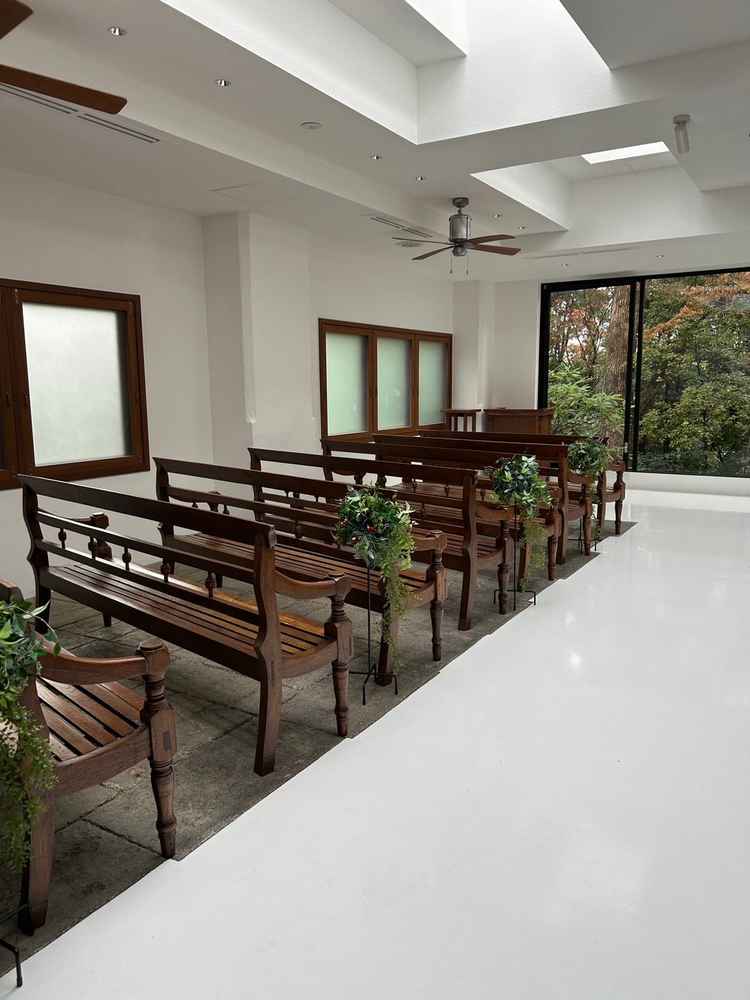 陽の光が差し込み、目の前の大きな窓から新緑が見える挙式会場