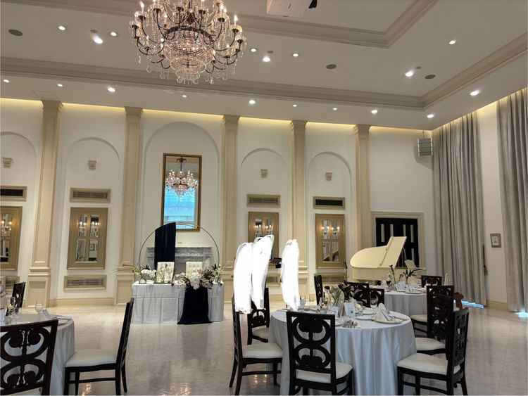 客席から見た披露宴の風景。上のシャンデリアもとても印象的でした。