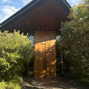 木目と緑の組み合わせが素敵だった。雨が降っていても濡れないよう屋根がある通路もあって良かった。