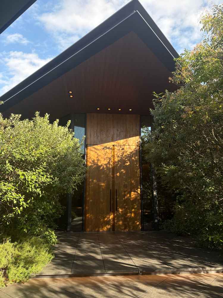 木目と緑の組み合わせが素敵だった。雨が降っていても濡れないよう屋根がある通路もあって良かった。