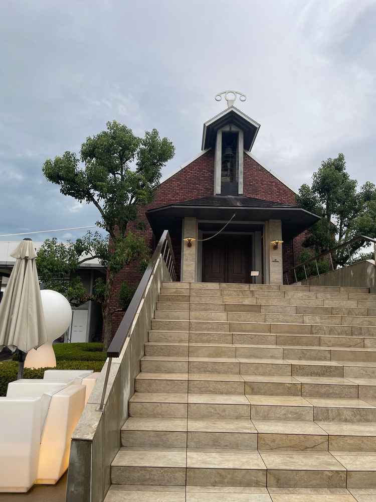 茶色が基調のチャペル