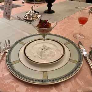 コース料理の一部を体験。魚介と野菜のミルフィーユが抜群に美味しかったです。